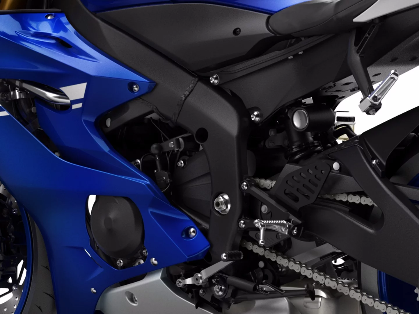 The engine and frame of the 2017 Yamaha YZF-R6 don't appear to host important changes compared to the previous model