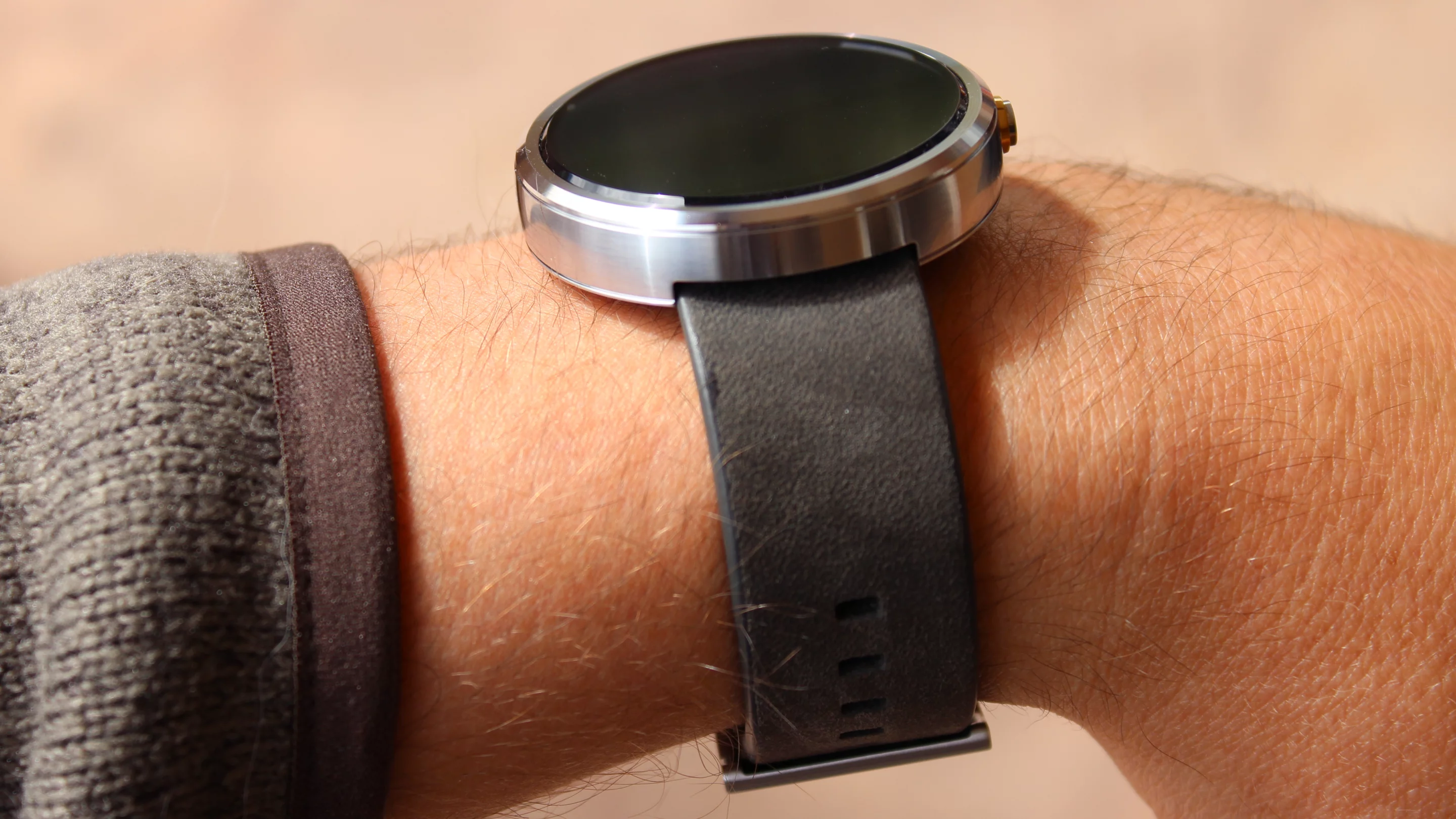 Moto 360 also comes with a chrome finish (Photo credit: Will Shanklin/Gizmag.com)