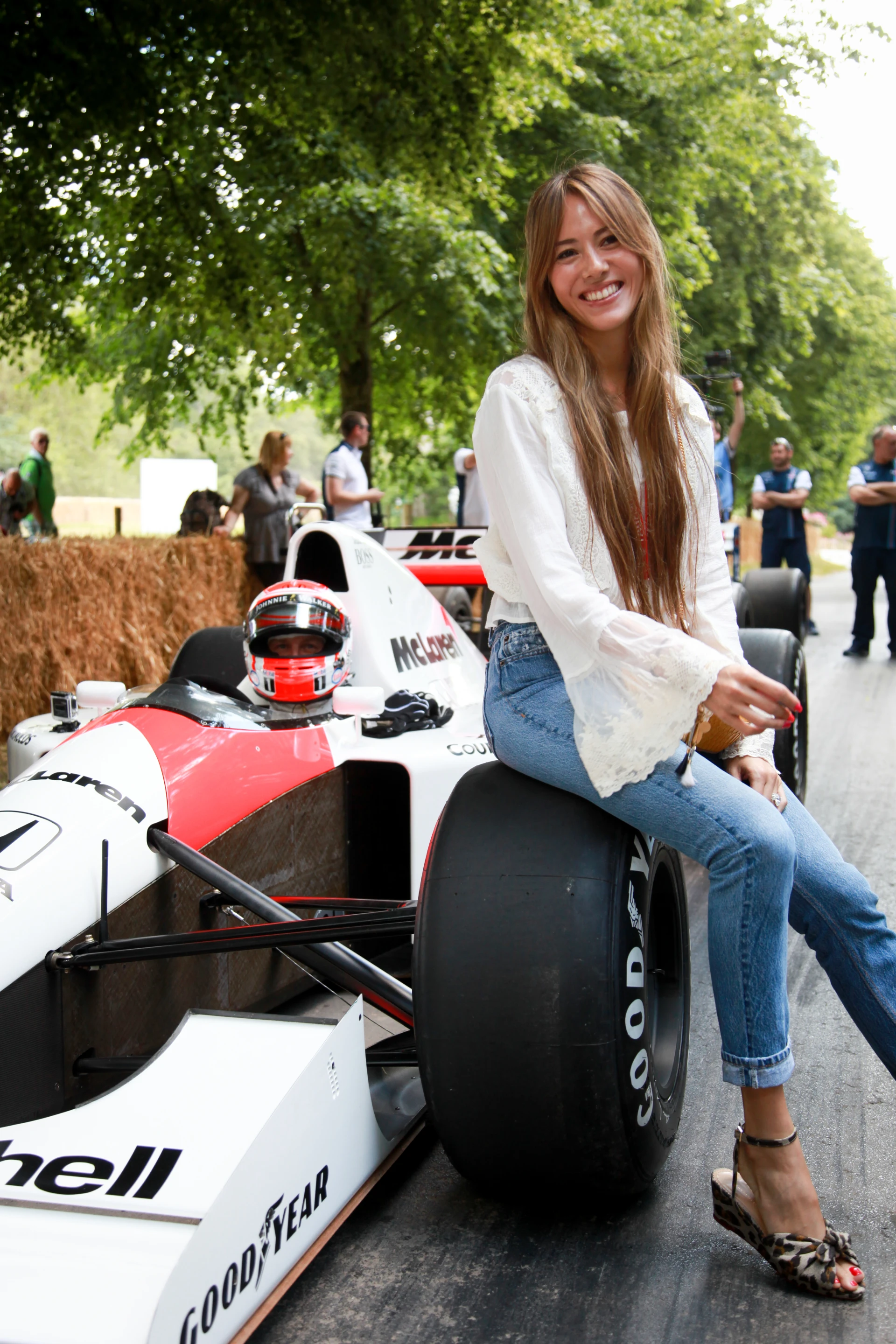 Jessica Button keeps Jenson company while he waits in the McLaren MP4-6 for a run up the hill