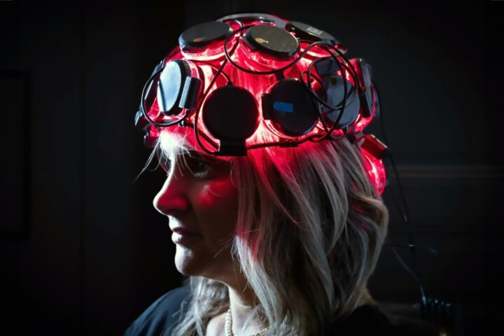 Applying low-intensity light to the head and gut simultaneously reduced the effects of chronic stress