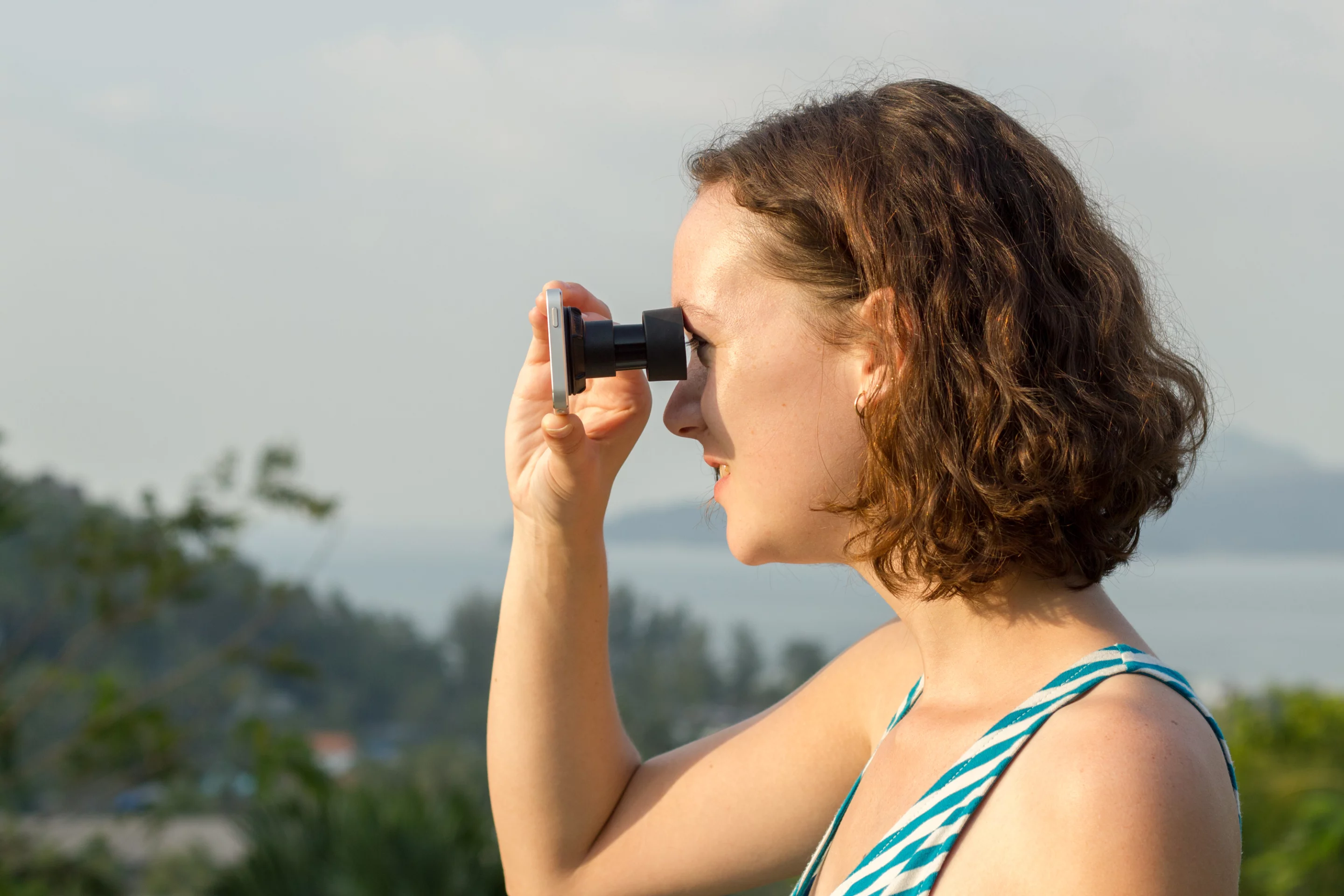 The Daylight Viewfinder allows iPhone users to view their camera screen in bright sunlight