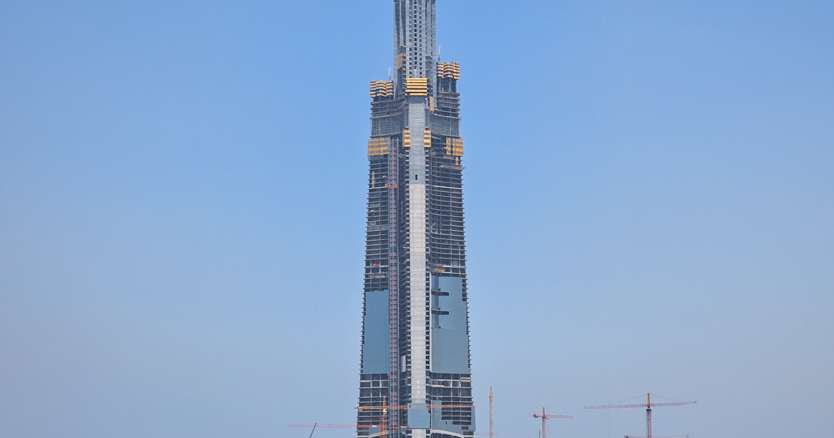 The JEC Tower has now reached a height of 430 m (1,410 ft) in Jeddah, Saudi Arabia