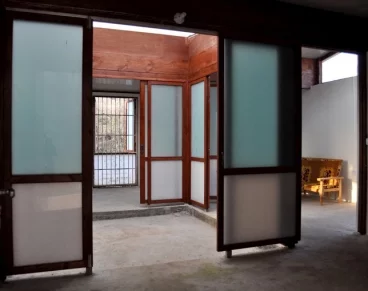 The design incorporates a modular layout with hollow brick walls, steel bars for reinforcement and wooden box beams (Image: Ying chee Chui)