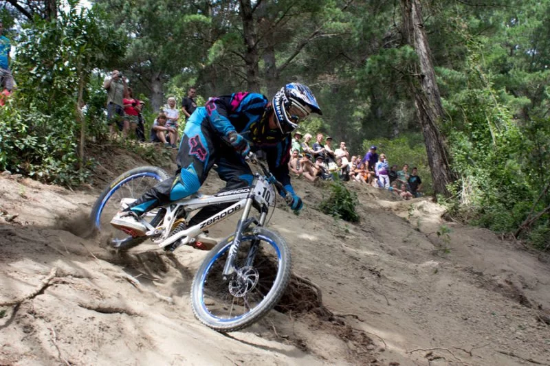 The Zerode G-1 mountain bike incorporates a mid-bike-mounted internal geared hub