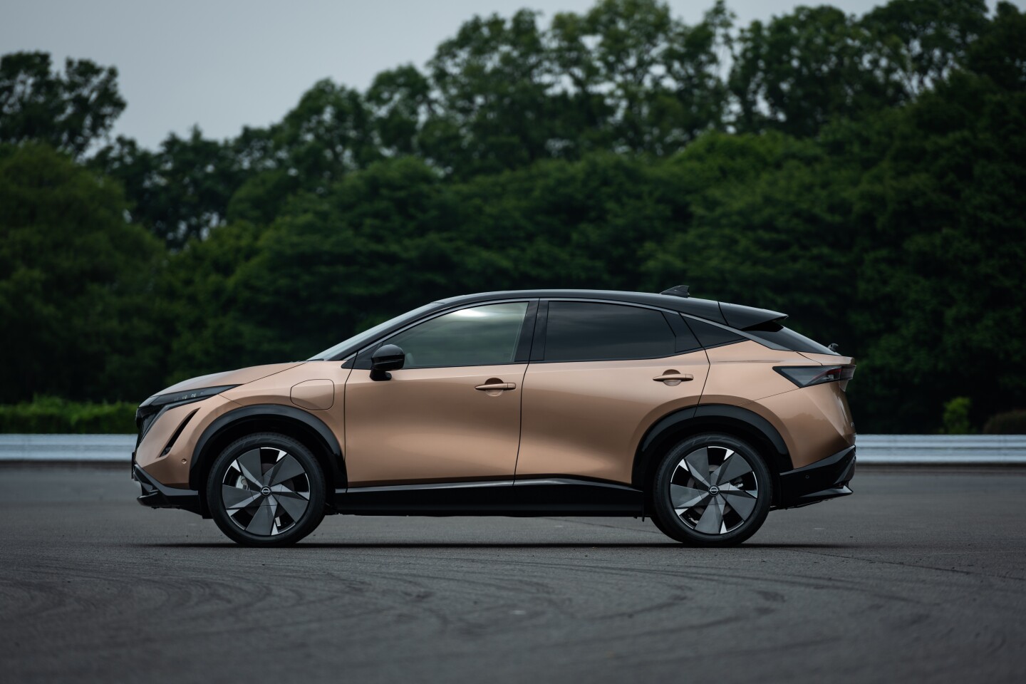 Per charge range depends on which of the two battery capacity options are selected, and whether two-wheel or all-wheel drive is chosen, but the longest WLTP range given is 610 km