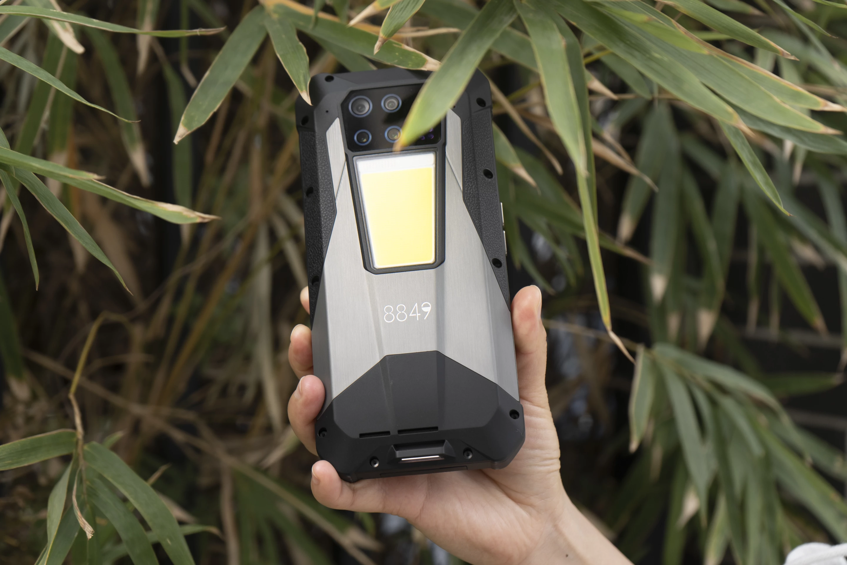 Quad camera array that includes 200-MP main and 64-MP night-vision modules