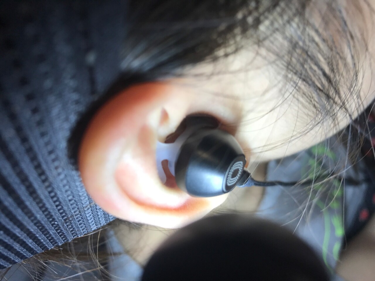 The H15 tips are designed to hook under the upper antihelix of the ear and push the tip against the canal opening, creating a seal that cuts down on ambient noise