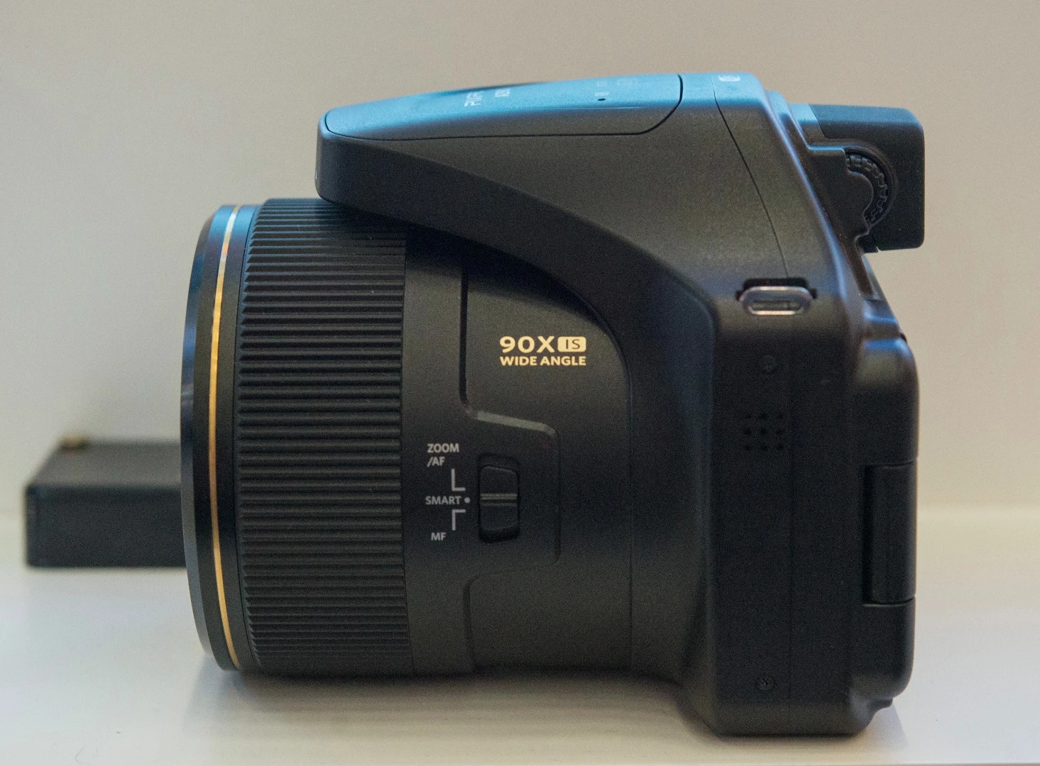 The Kodak PixPro AZ901 goes a good job of hiding its lens when not in use