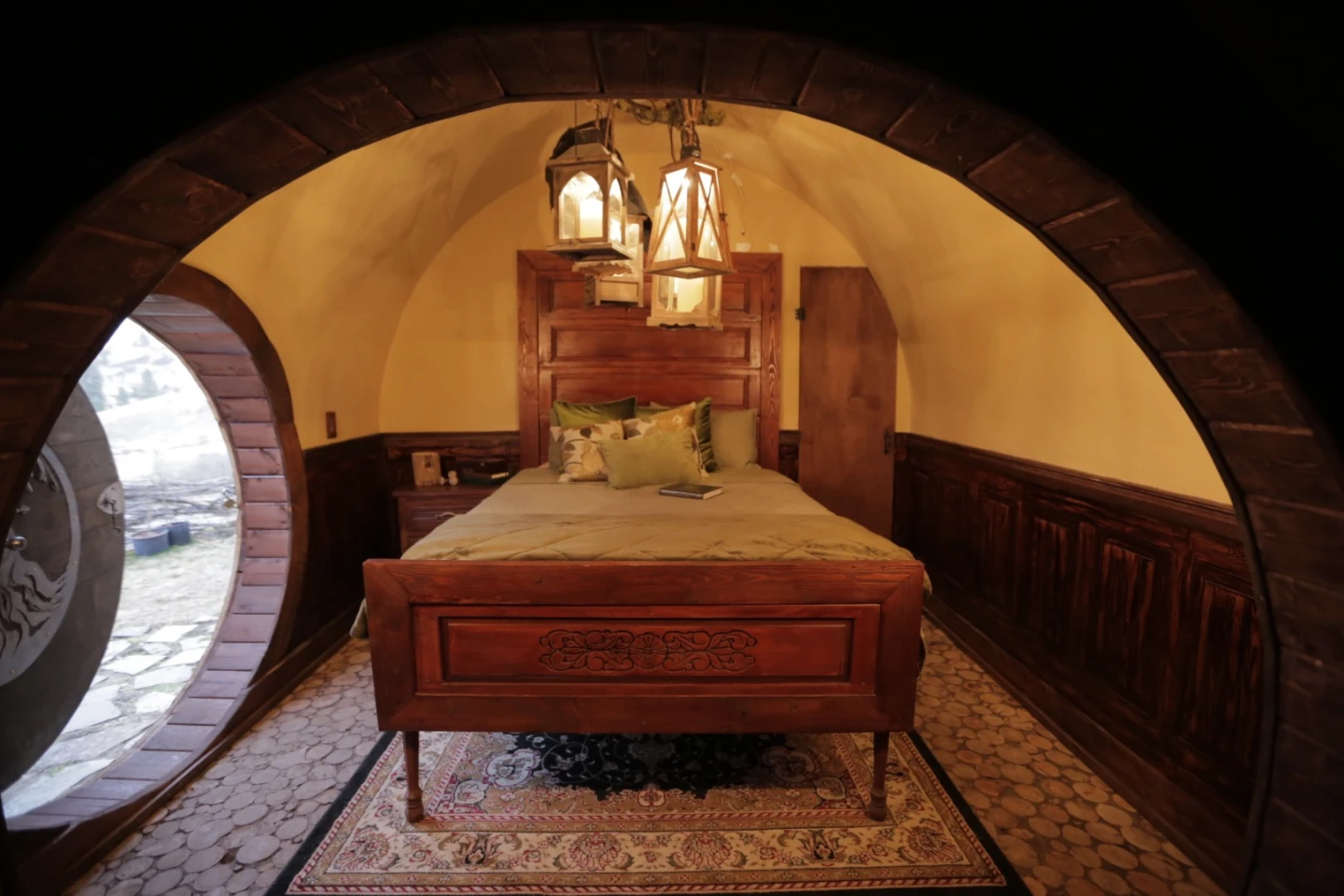 Located in Chelan, Washington, Wolfe's Hobbit Hole has a total floorspace of 288 sq ft (26.7 sq m)