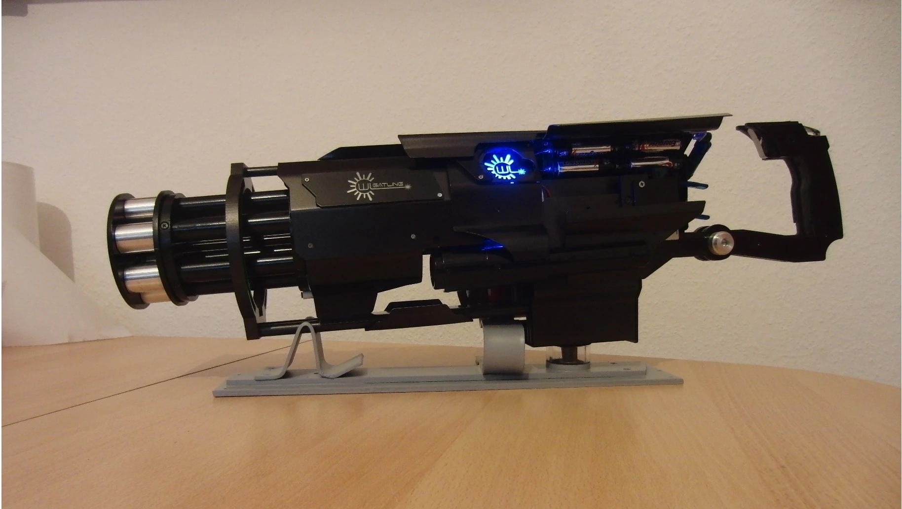 The turret speed can be controlled using a knob on the underside of the gun, while four ball bearings keep that turret spinning relatively smoothly
