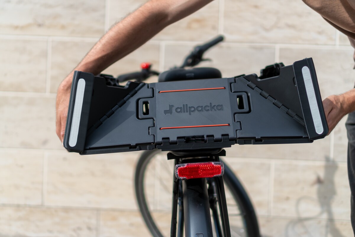 When you need a basket, the Allpacka One flips up in one swift motion to give you one