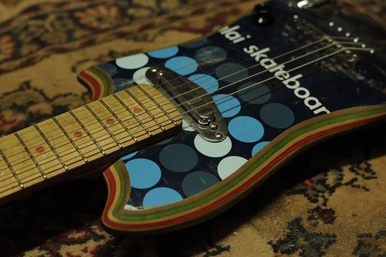 This model features a single Telecaster-type pickup