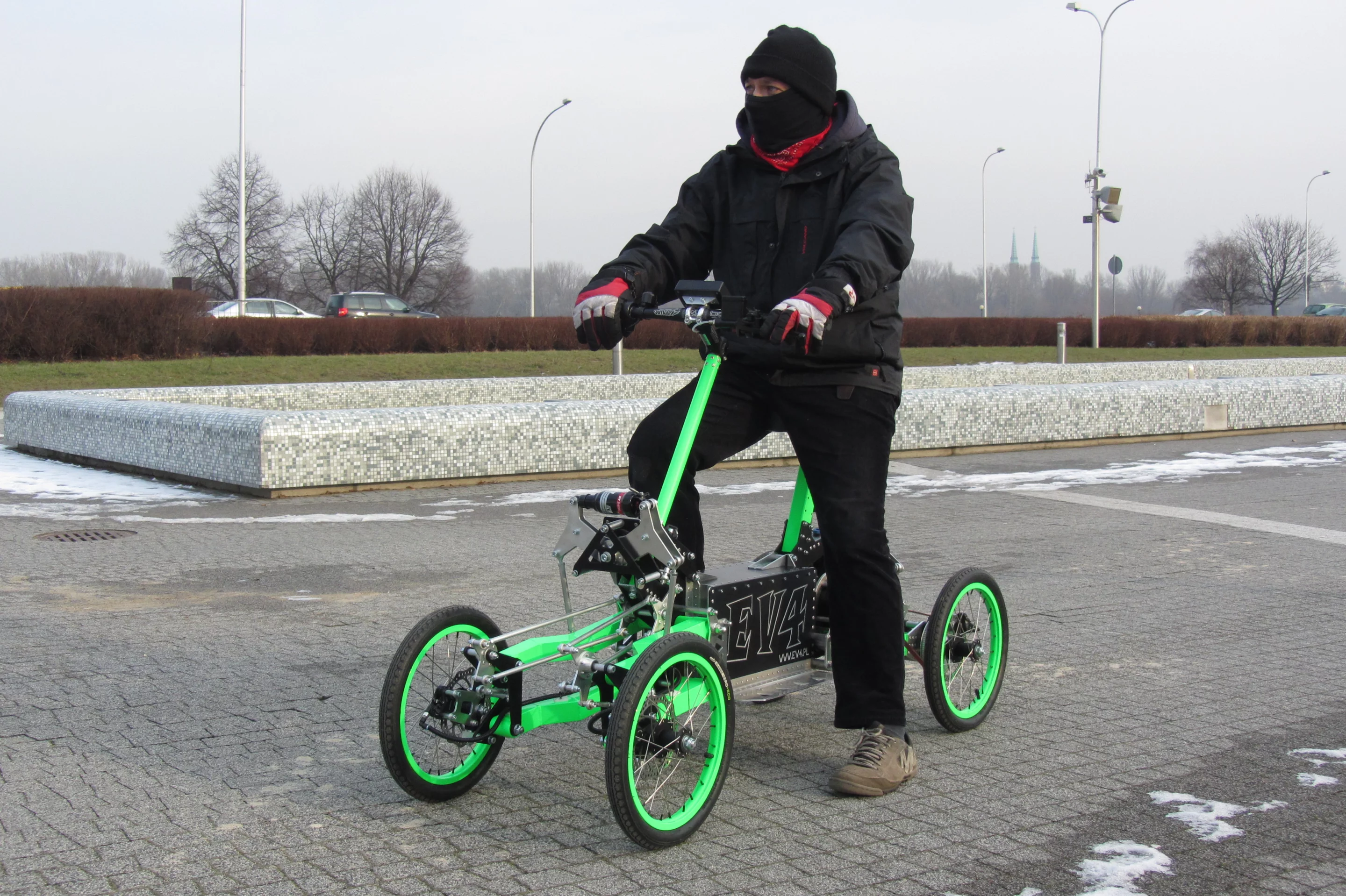 The EV4 is available with a 36 V Li-ion battery pack in either 20 Ah or 40 Ah configurations