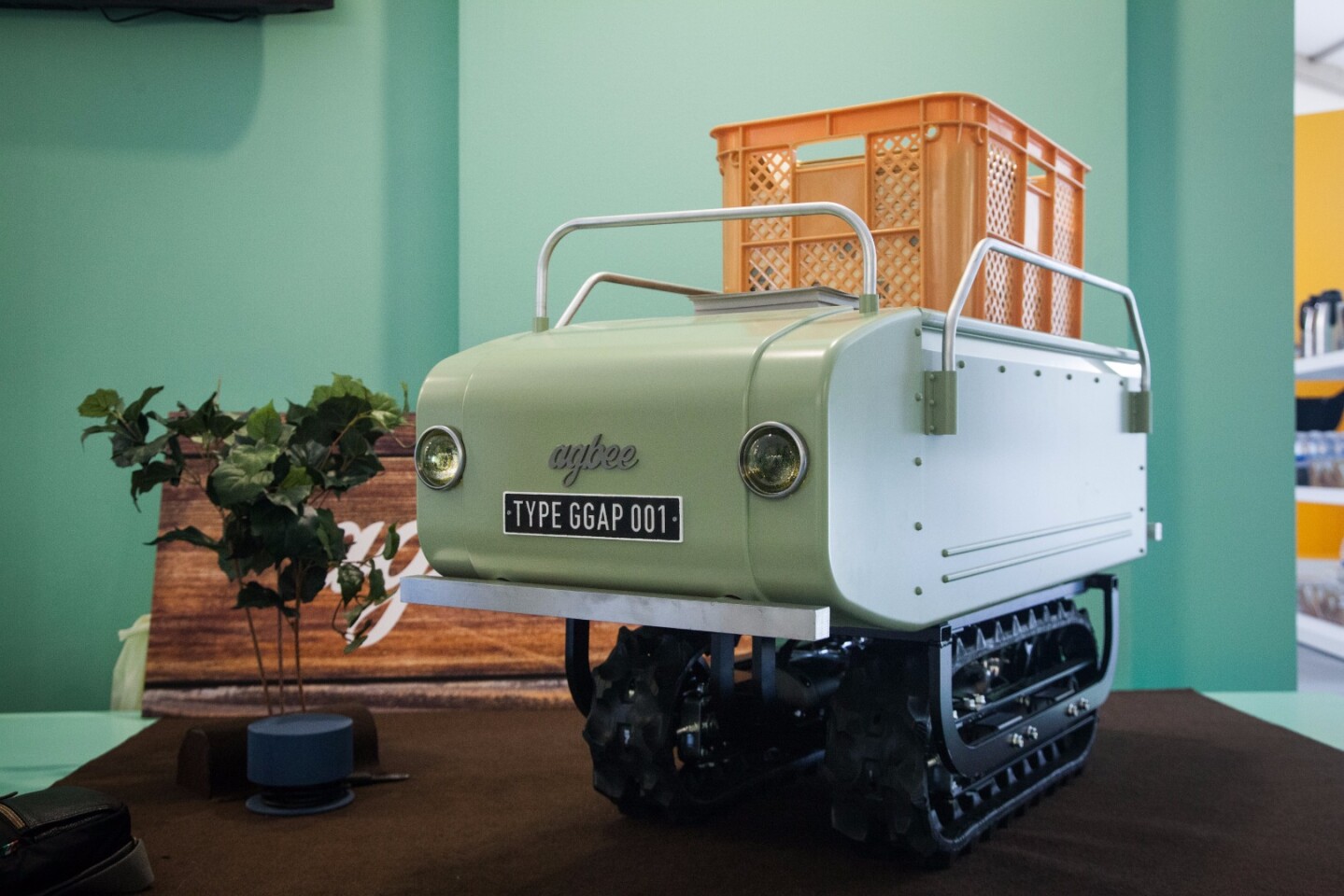 Global Grad Show: Agbee is a farming tool that can carry crops and collect data on soil temperature, moisture, pH levels and fertilizer to predict soil fertility and harvest times. By Naoya Takei, Shotaro Fujii and Ayame Kano, from Keio University, Japan