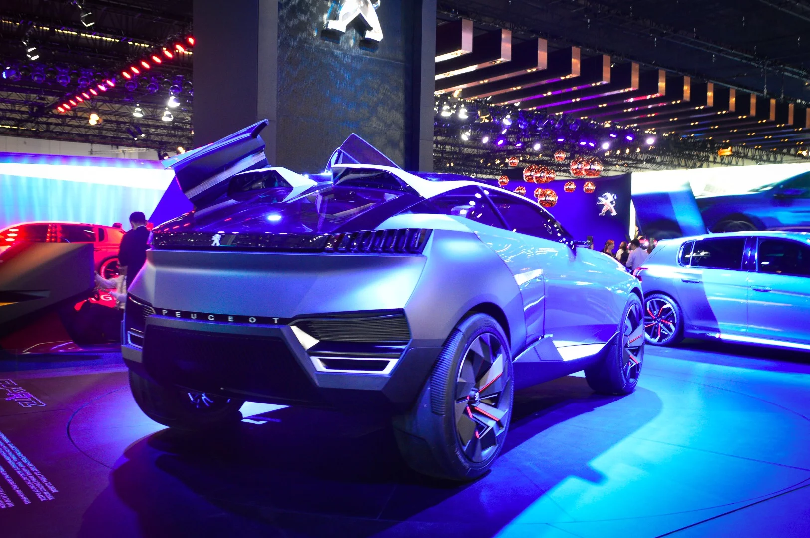 The Peugeot Quartz concept has dropped the gray-and-red suit from last year's Paris Motor Show debut in favor of a gray-and-blue suit