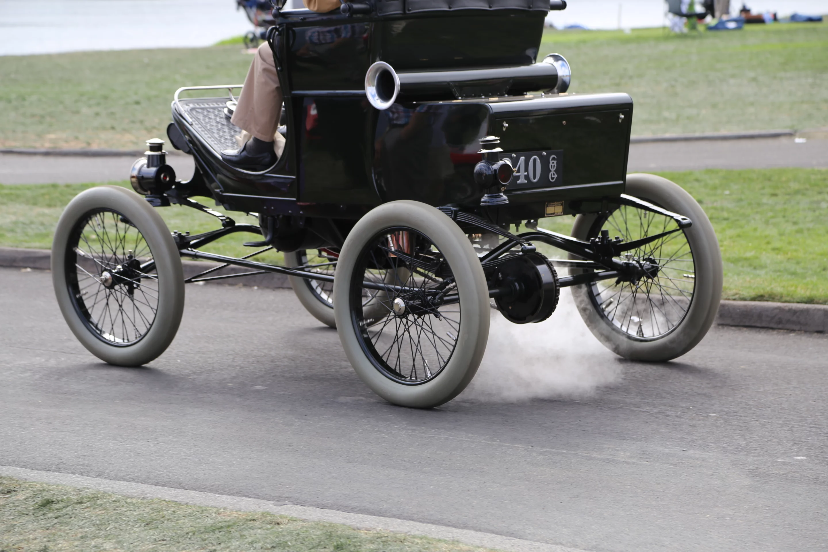 A steam powered carriage makes its way past the Italians (Photo: Angus MacKenzie/Gizmag.com)