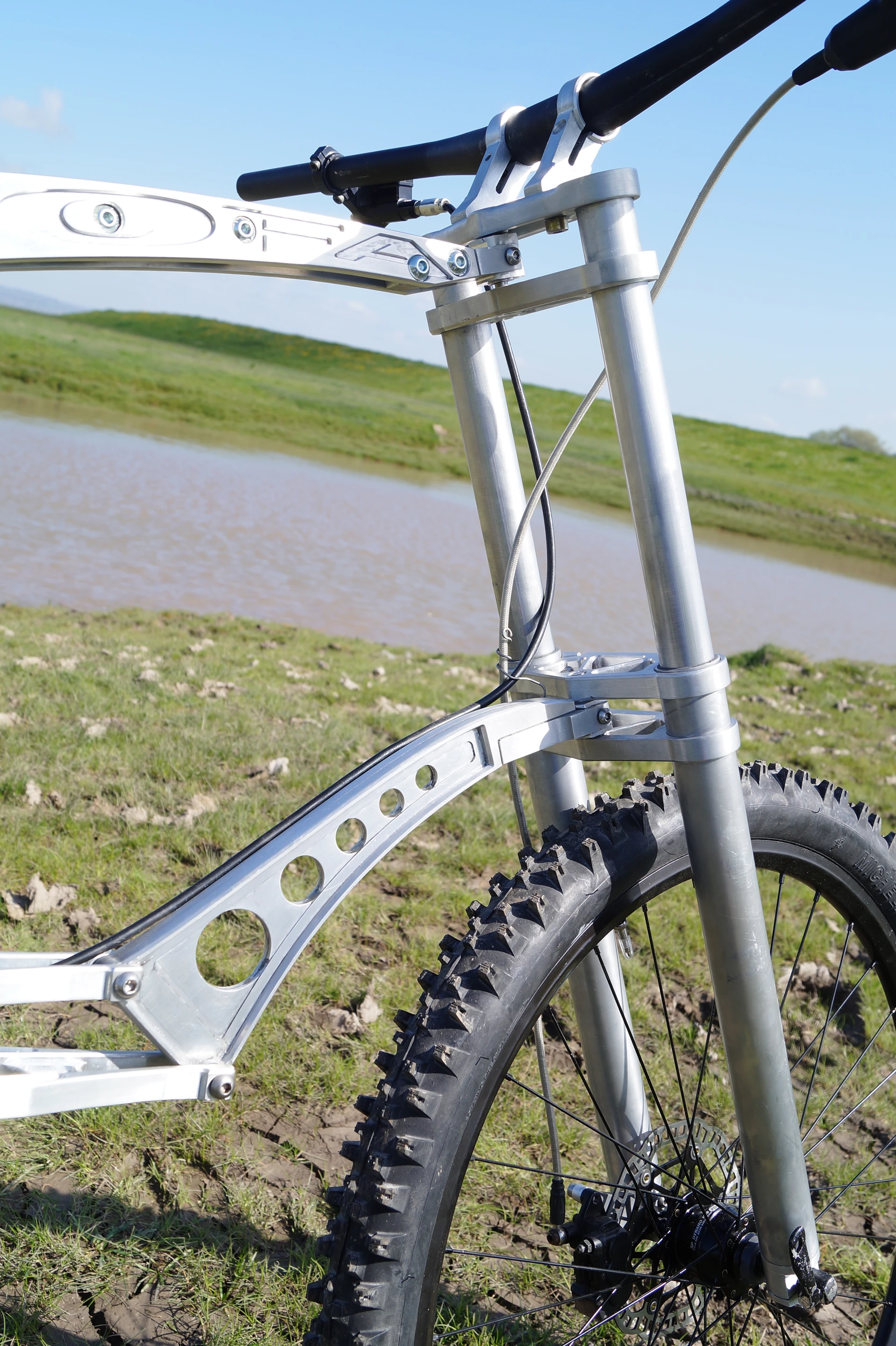 The fork is lighter than a regular suspension fork, as it doesn't contain any springs, dampers or other shock-absorbing hardware