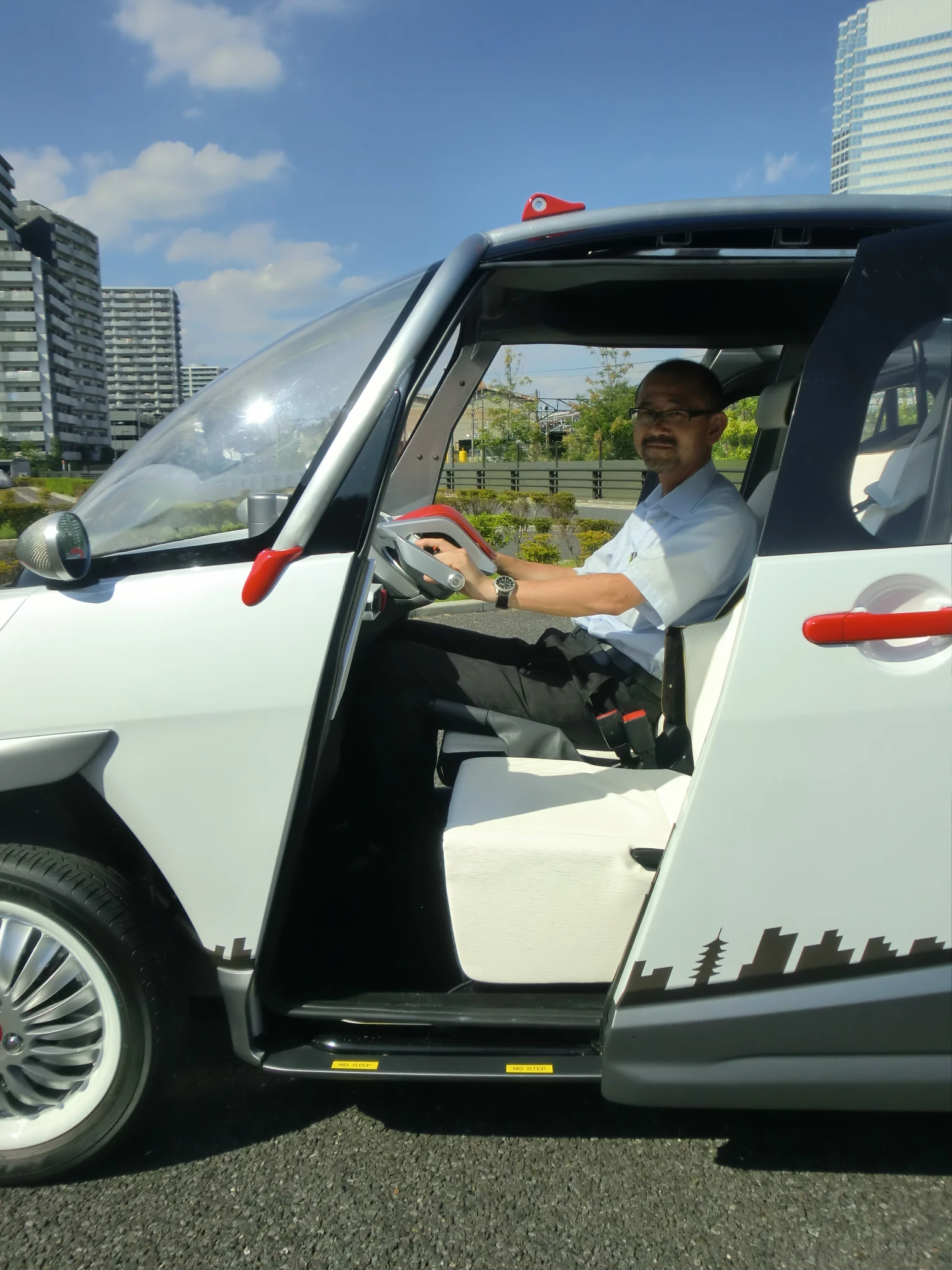 No foot controls mean that the driver can sit forward, increasing rear passenger space (Photo: Stephen Clemenger/Gizmag.com)