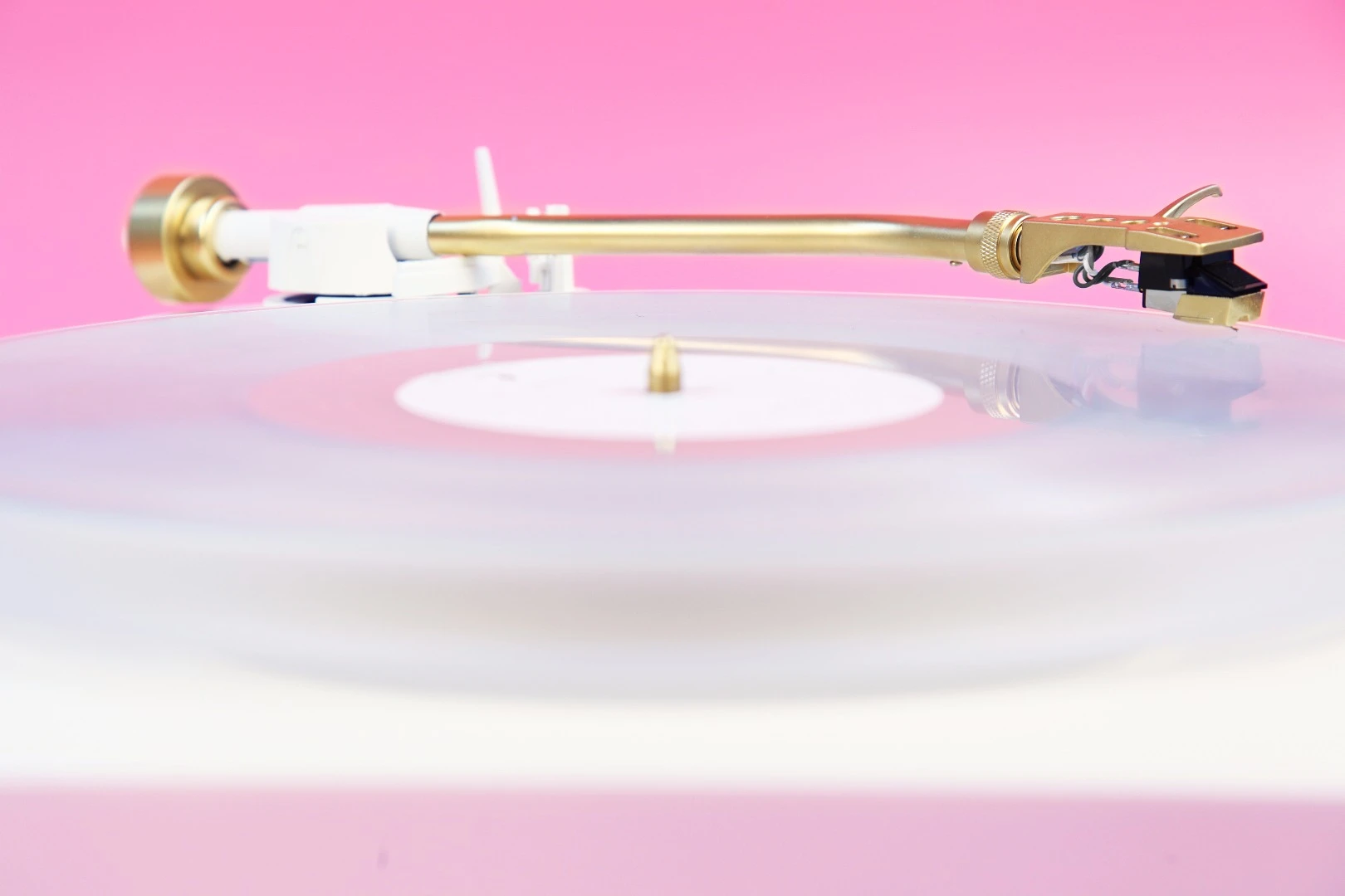 Cartridge weight and anti-skate adjustments are supported via the tonearm mounting