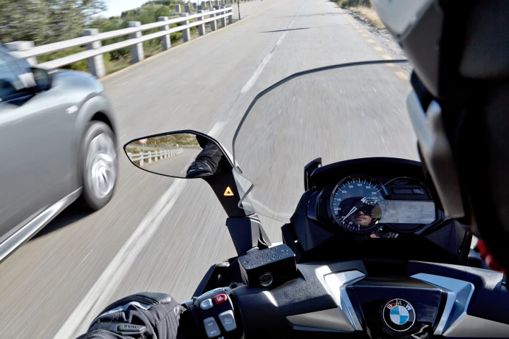 The Side View Assist scans the surrounding area of the BMW C650 GT and alerts the rider when indicating a change of direction