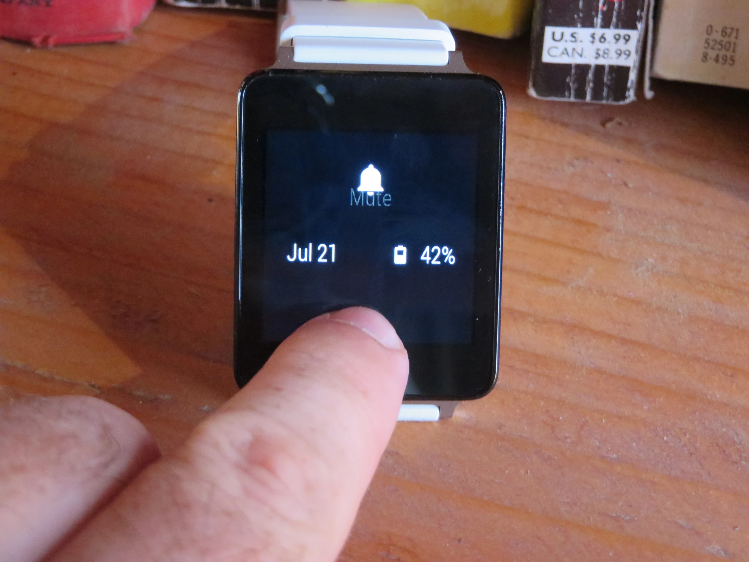 Swiping down shows the date, battery state and mutes or unmutes notifications