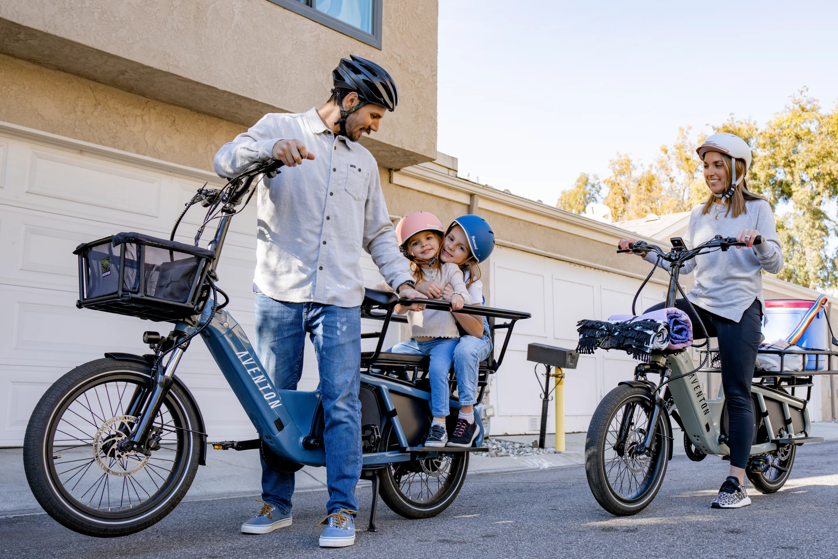 The Abound cargo ebike is built around a one-size low-step frame, plus a lever underneath the saddle allows for up/down comfort adjustment courtesy of a dropper seatpost