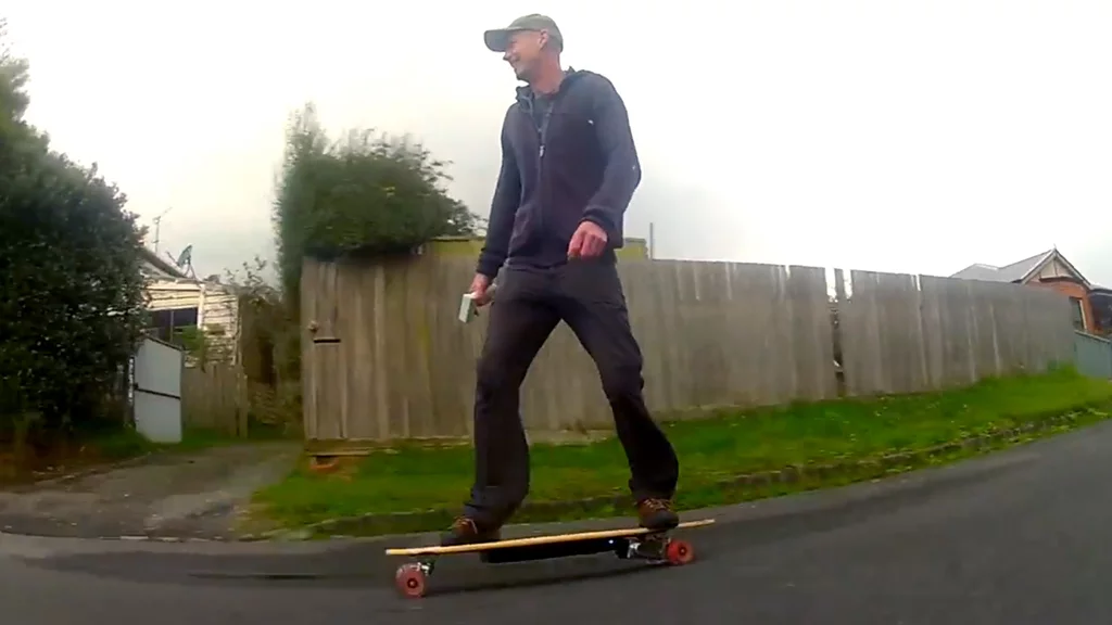 Gizmag's Noel McKeegan hits the streets on the Evolve electric skateboard