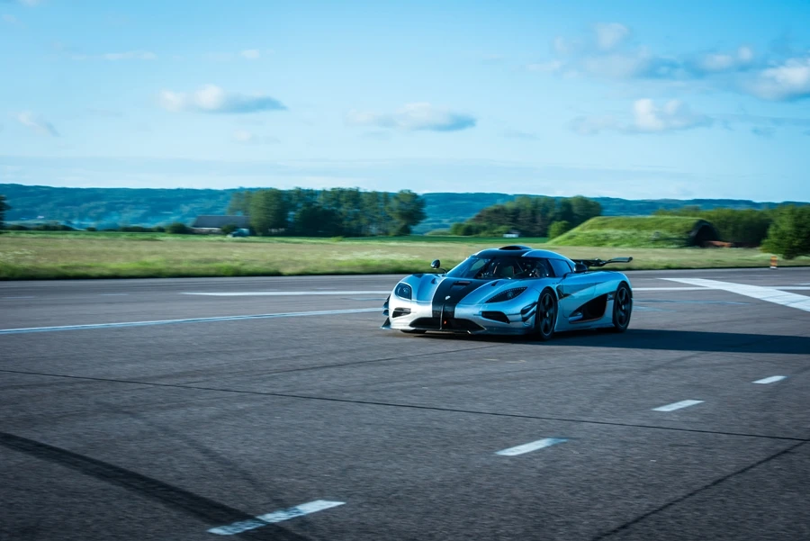 During the run, driver Robert Serwanski accelerated to 340 km/h (211 mph) in order to surpass the 200 mph mark, which was also being measured