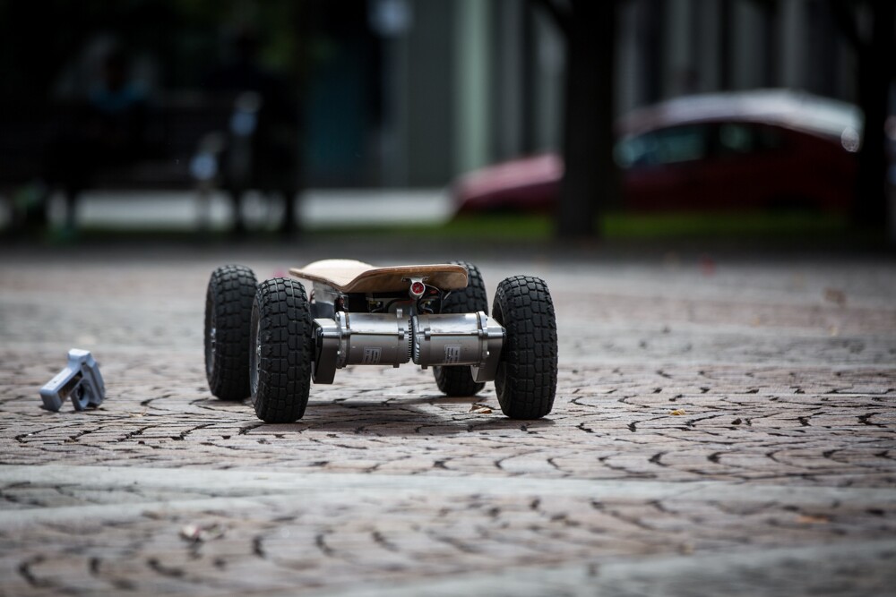 With all that power, it won't come as a huge surprise that the board weighs a hefty 31.4 kg / 70 lb (Photo: Nick Lavars/Gizmag.com)