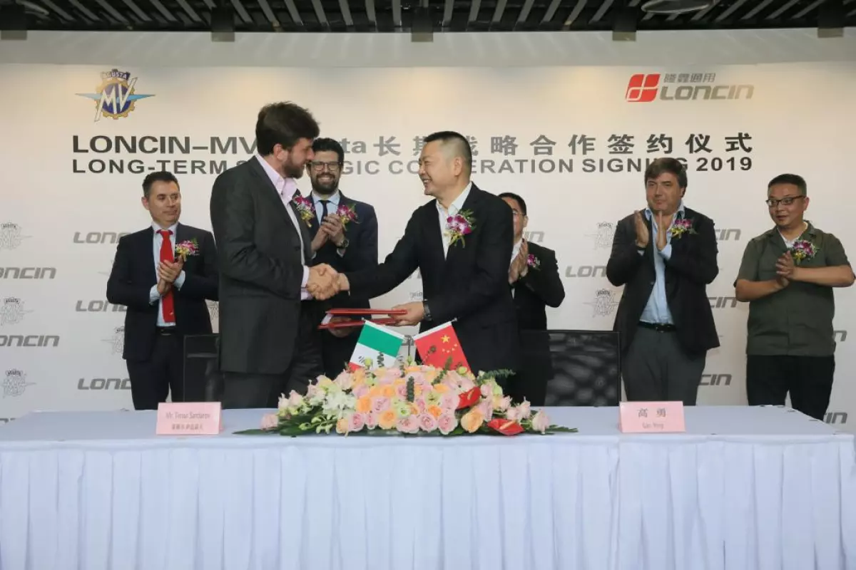 MV Agusta CEO Timur Sardarov (L) and Loncin president Yong Gao (R) shaking on their new agreement to build small-capacity MVs for the Chinese market