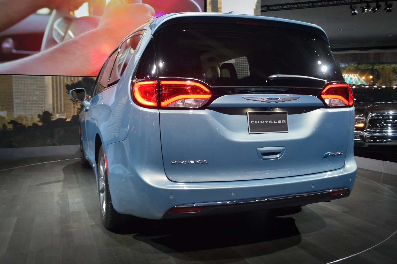 Chrysler Pacifica Hybrid, a gas-electric for the whole family
