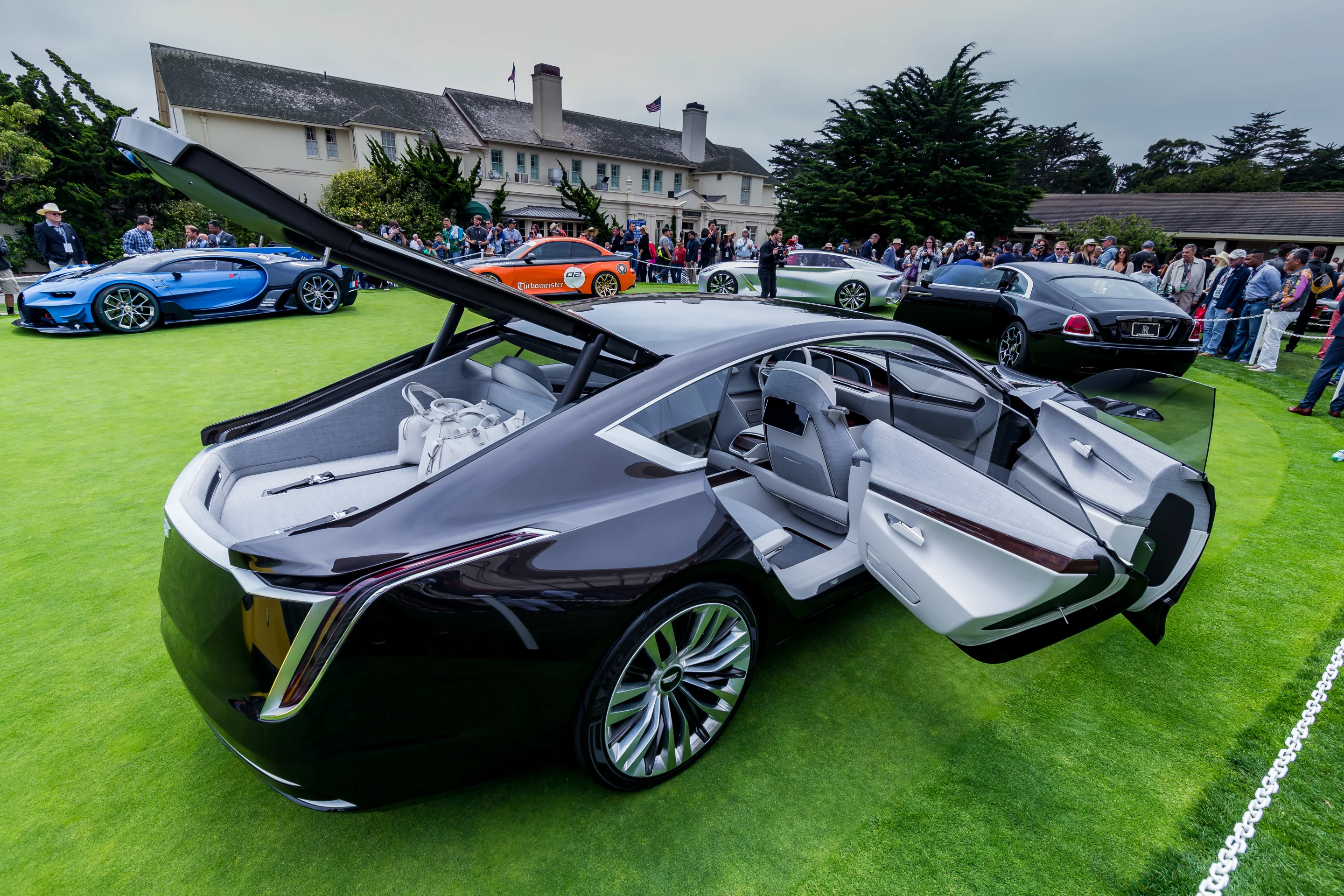 The Escala's shape is similar to the Audi A7's