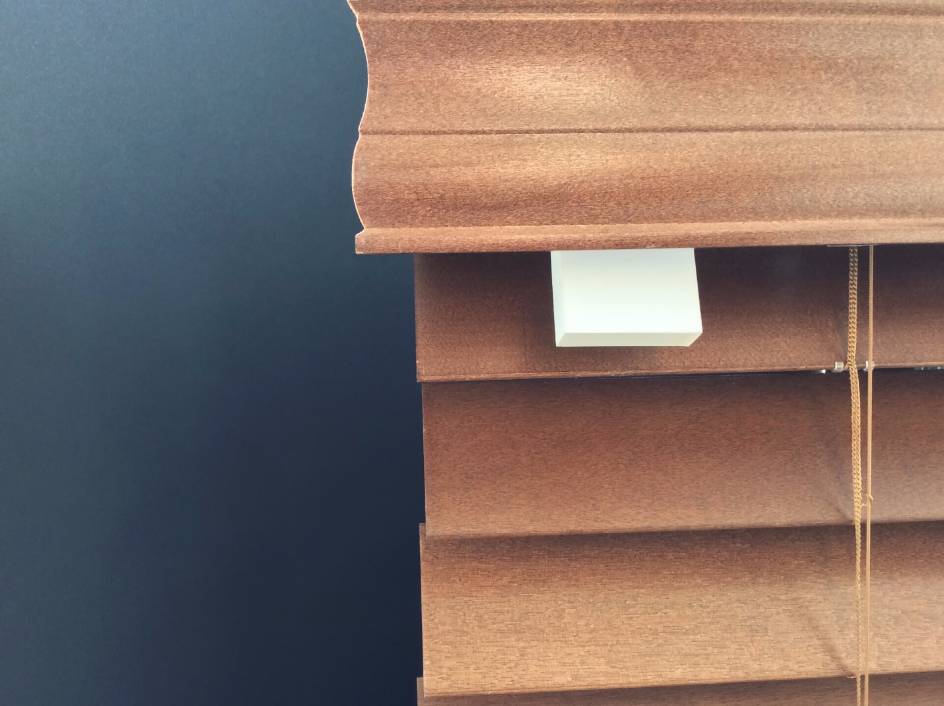 Solarpowered system automatically opens and closes window blinds