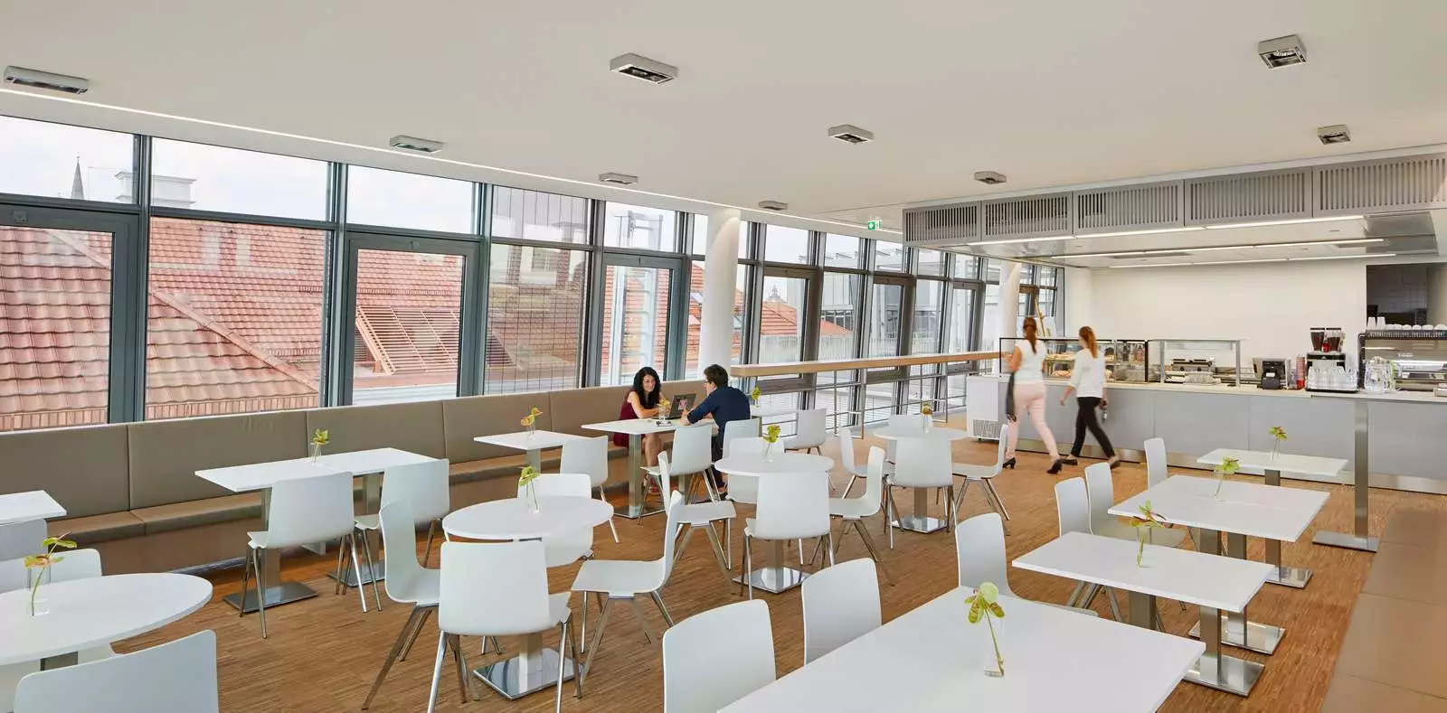 On the ground floor there are green inner courtyards, a café, a restaurant and a fountain
