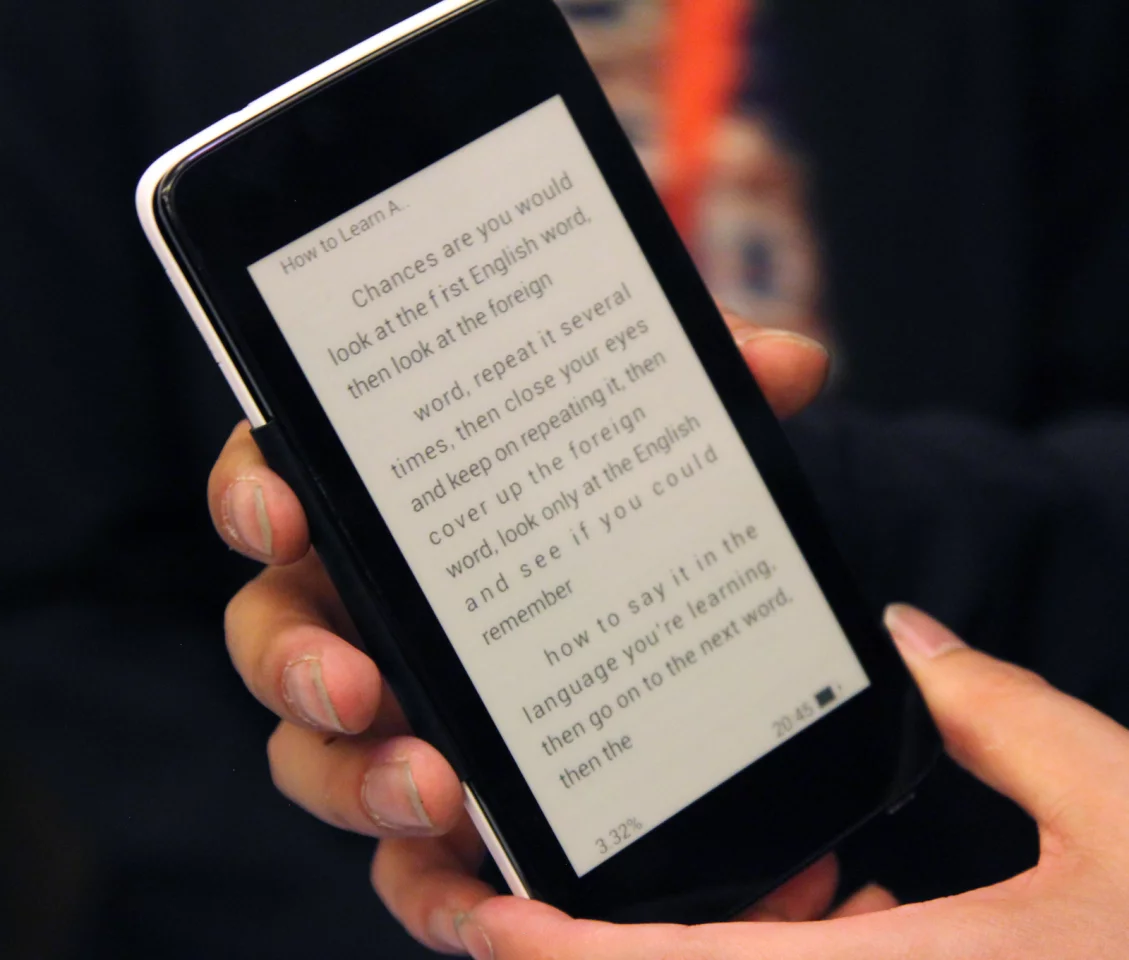 The Alcatel E Ink cover (Photo: Gizmag)