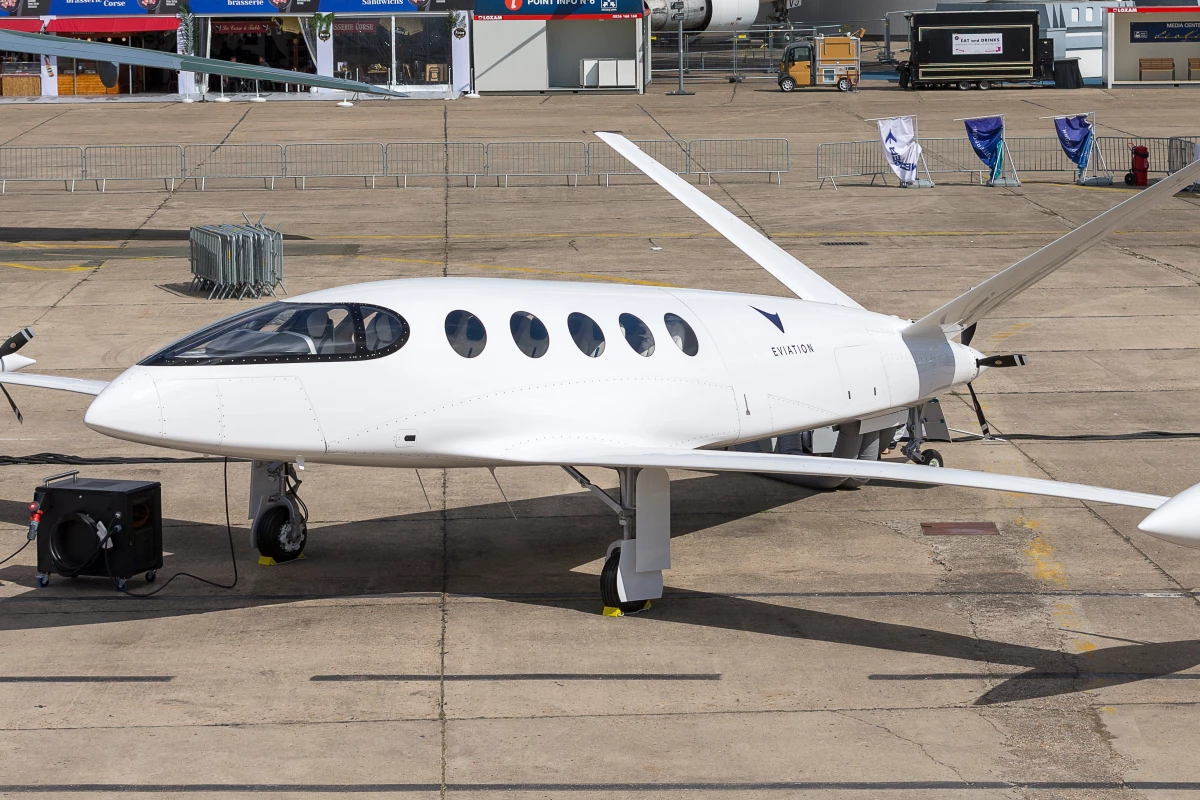 The Alice runs three variable-pitch electric props, two on the wing tips and one at the tail designed to accelerate air around the body and develop extra lift