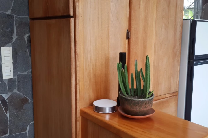 The Brinco connects to an international seismograph network and to other networked Brinco devices, to warn users when an earthquake or tsunami is detected in the area