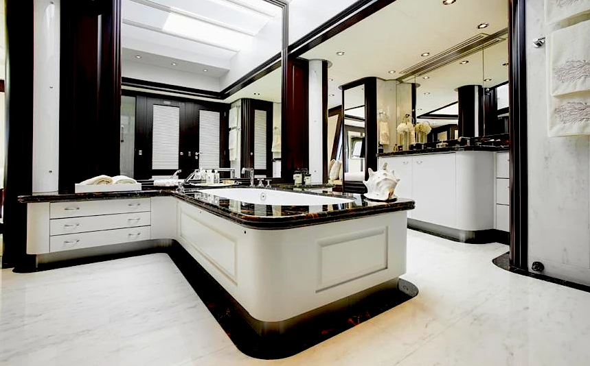 M/Y Helix bathroom