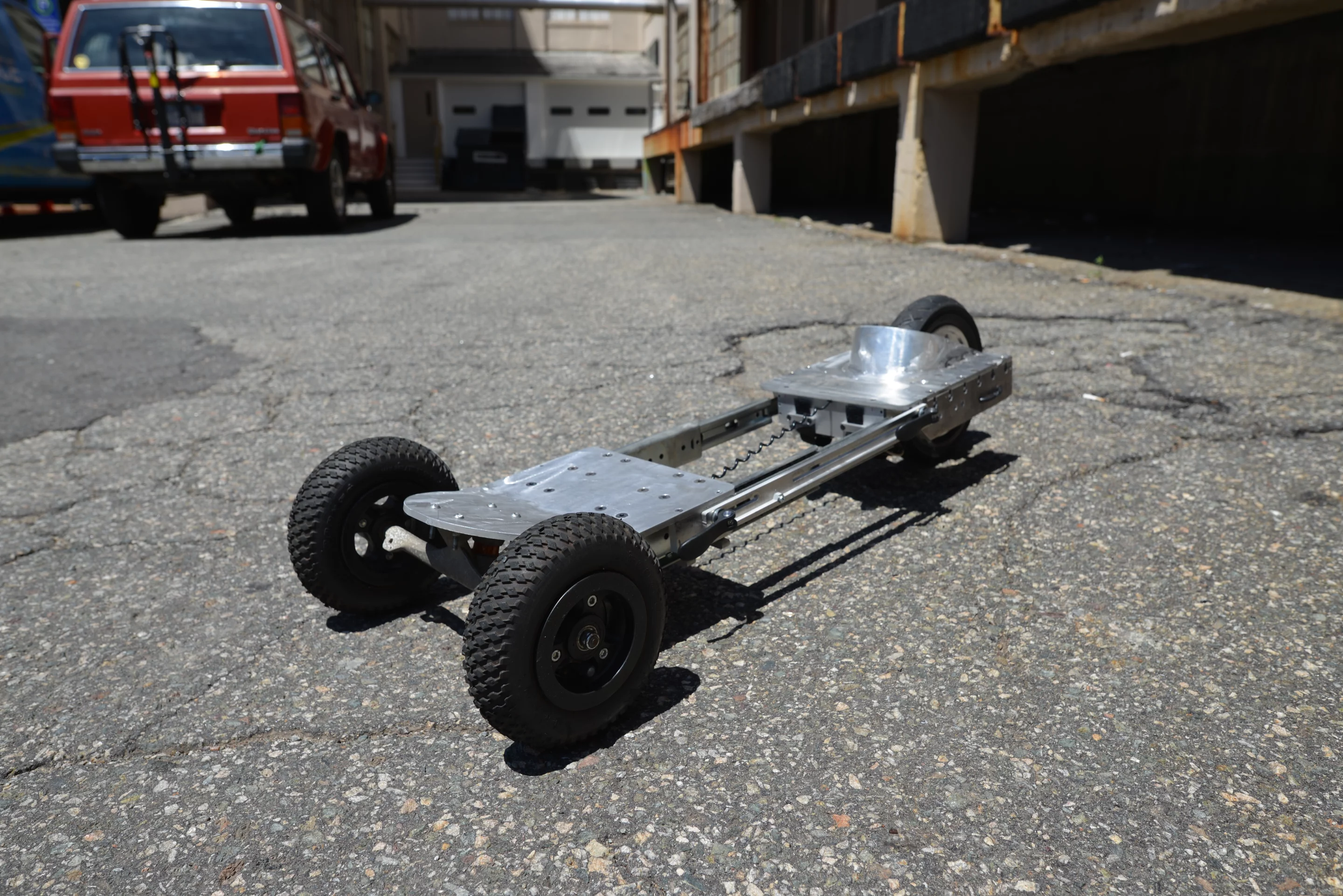 There single rear wheel has a hub motor, and a wheel guard has been installed to prevent a stray foot from jamming the wheel