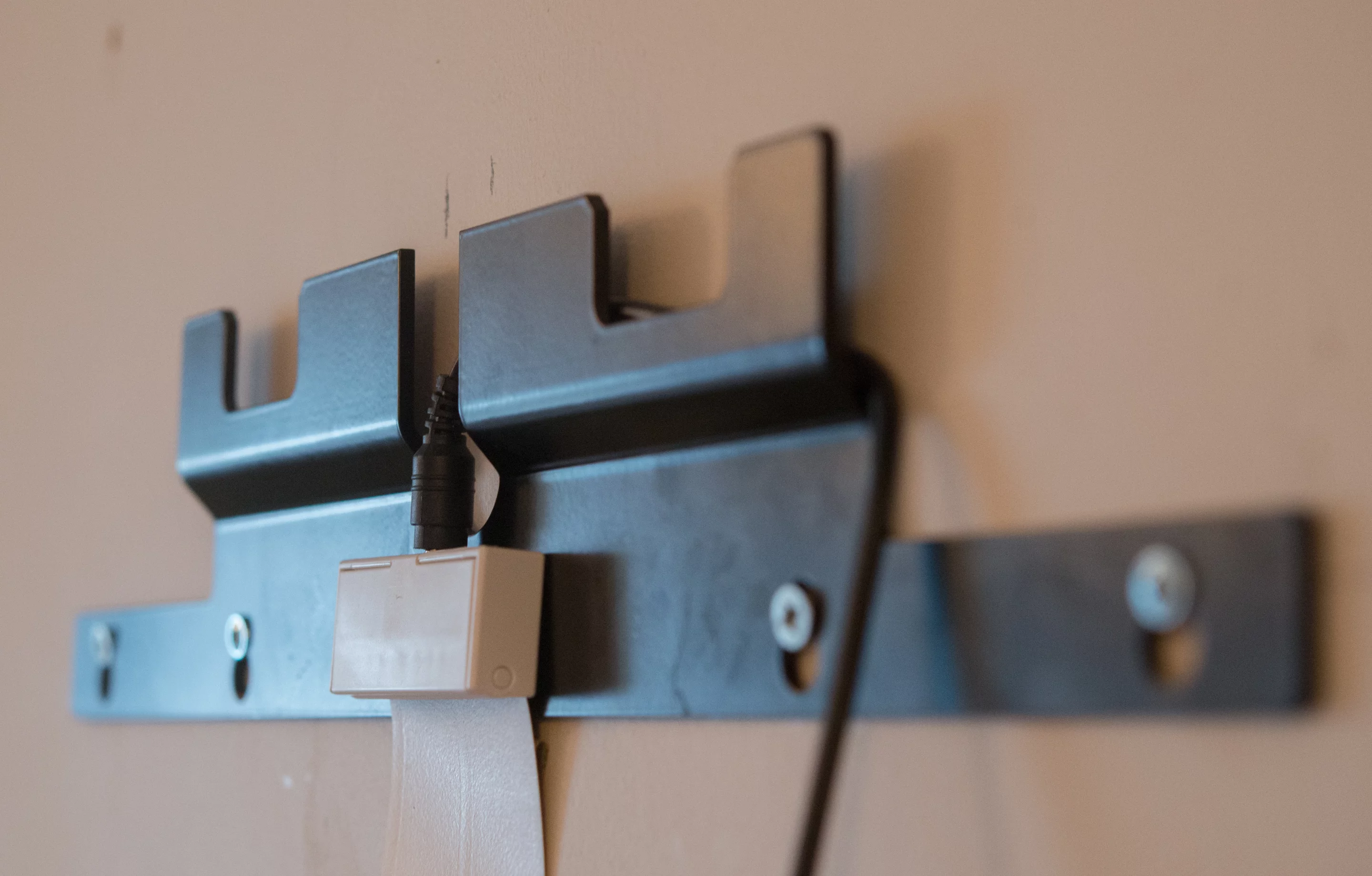 The flat wire adapter connects to the mounting plate of the Memento Smart Frame