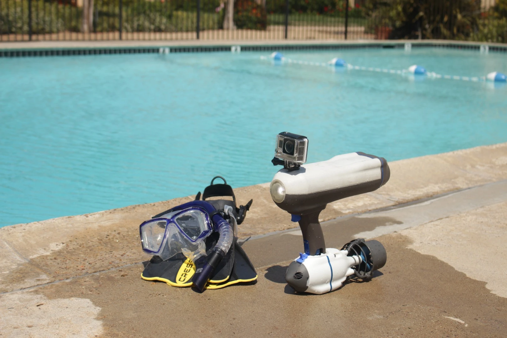 The Swim Jet kit includes a smaller battery, a built-in light and an action cam mount