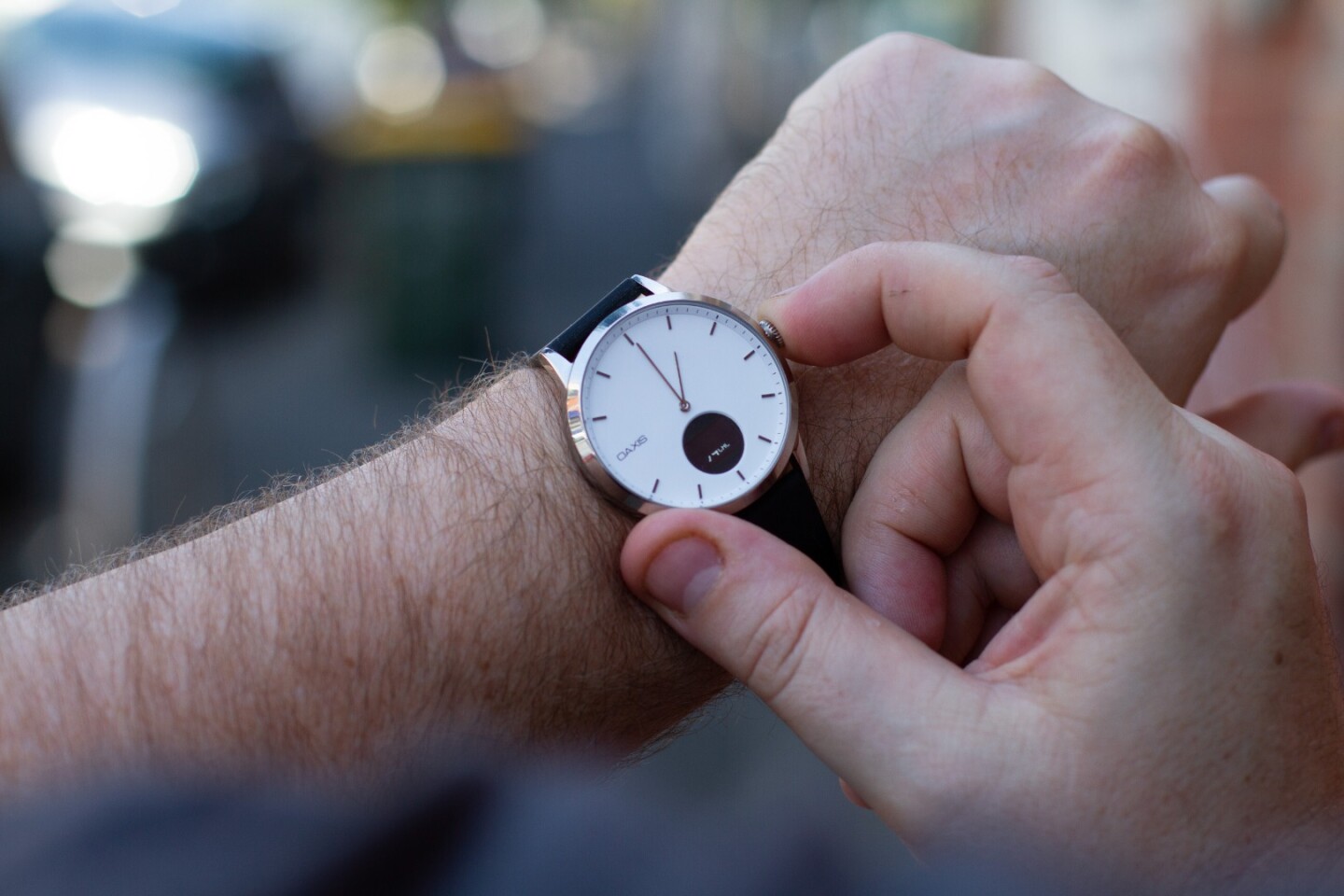 Oaxis Timepiece: stylish analog watch with a few smart features