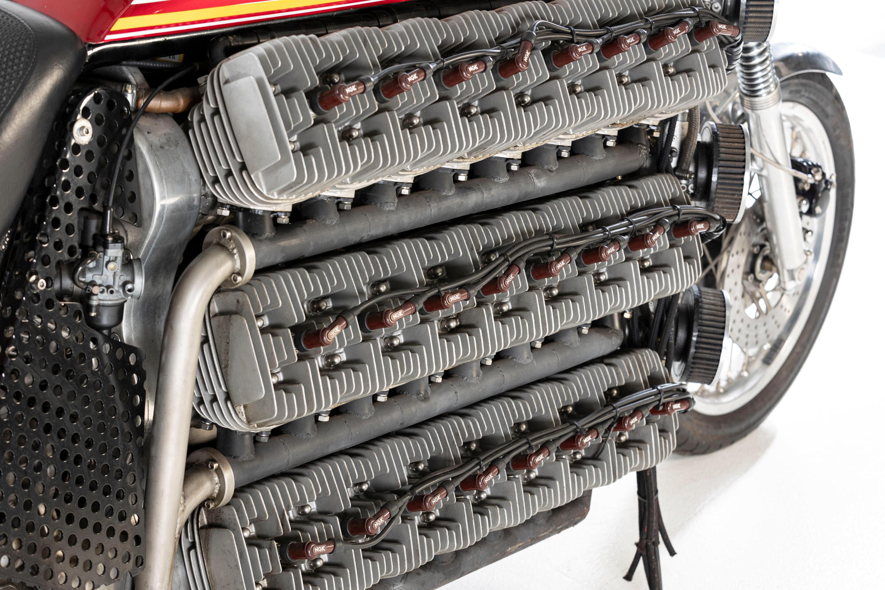 All cylinders have their own ignition and Mikuni carburetor