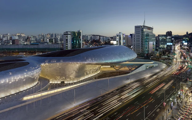 The DDP project is located at the centre of Dongdaemun, a historic district known in the heart of Seoul known for its 24 hour shopping and cafes (Photo: Virgile Simon Bertrand)