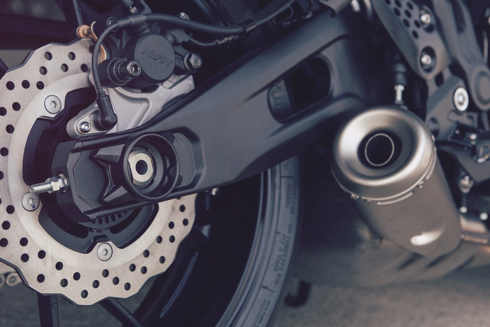 A short 530 mm swingarm supports the bike's sporty disposition