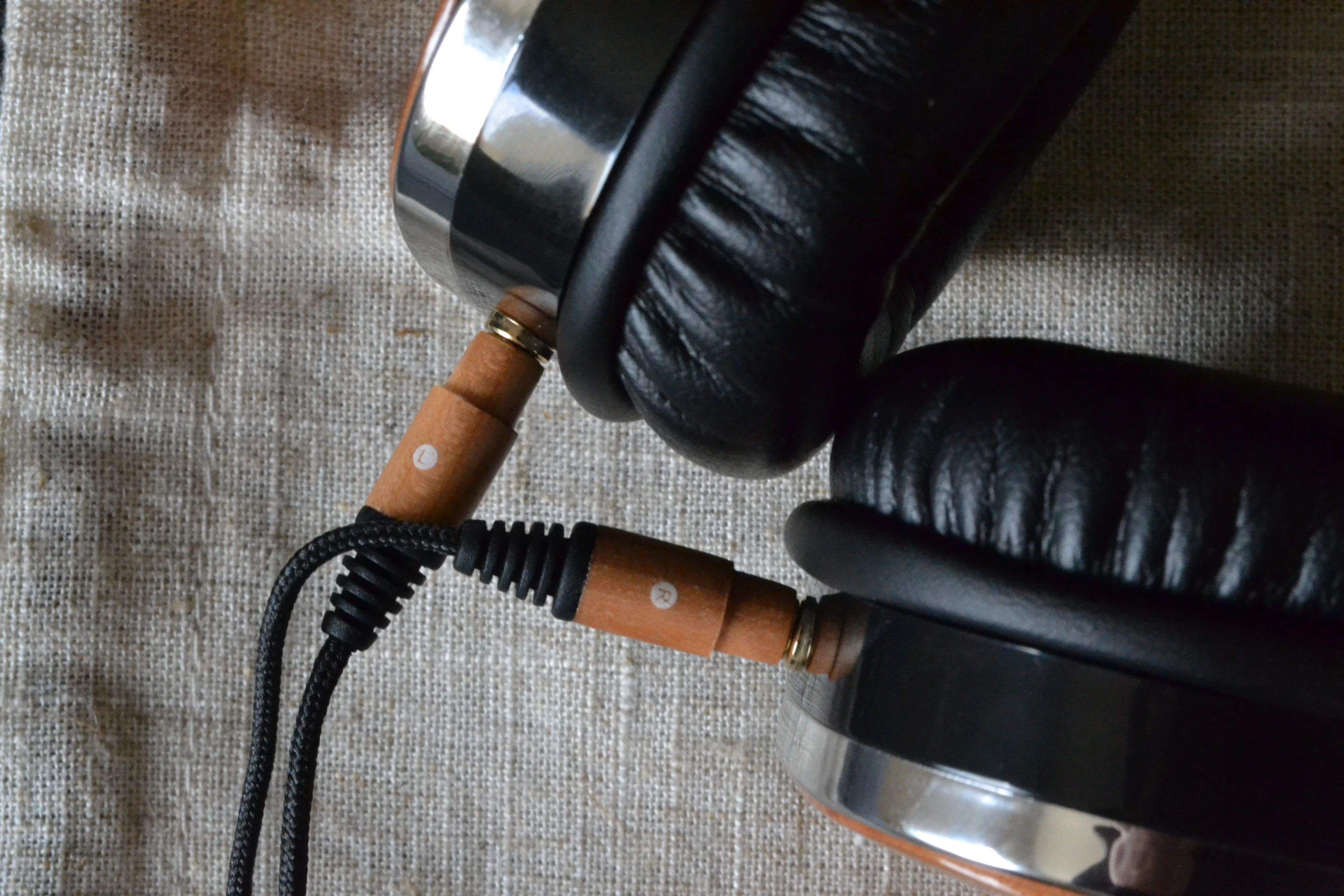The cable ends are labeled left and right but the earcups are not, leaving the channel choice to the user