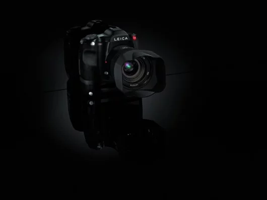 37.5 megapixels, 30x45mm sensor, Maestro image processing, OLED settings display and precision autofocus - available from October, at a price!