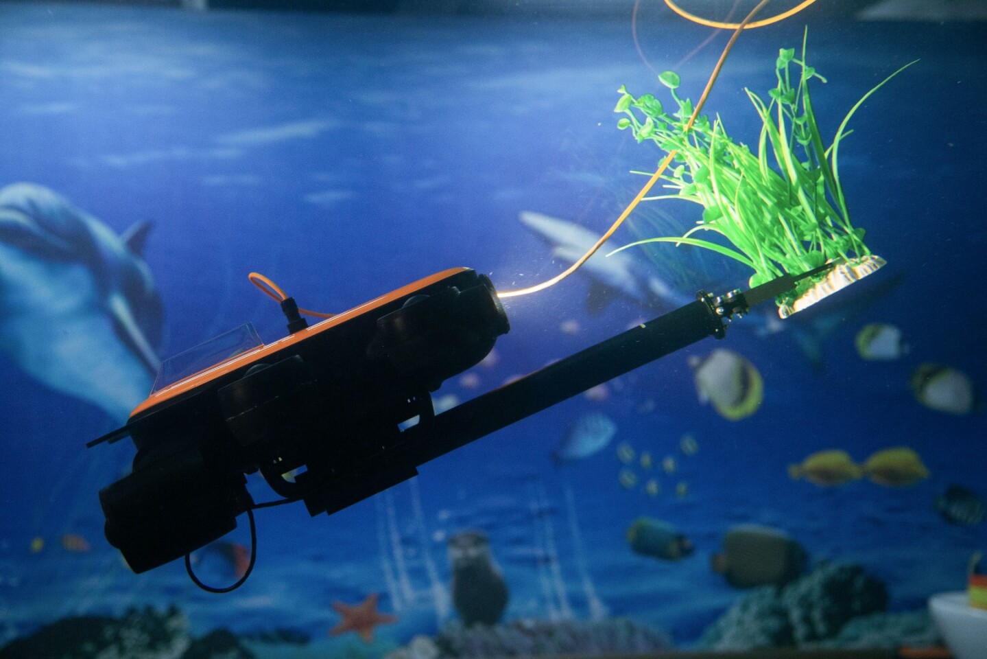 Measuring 20.5 inches long (521 mm), the Titan's manipulator arm weighs 2 lb (907 g) on land, although that effectively drops to 0.9 lb (408 g) once it's underwater