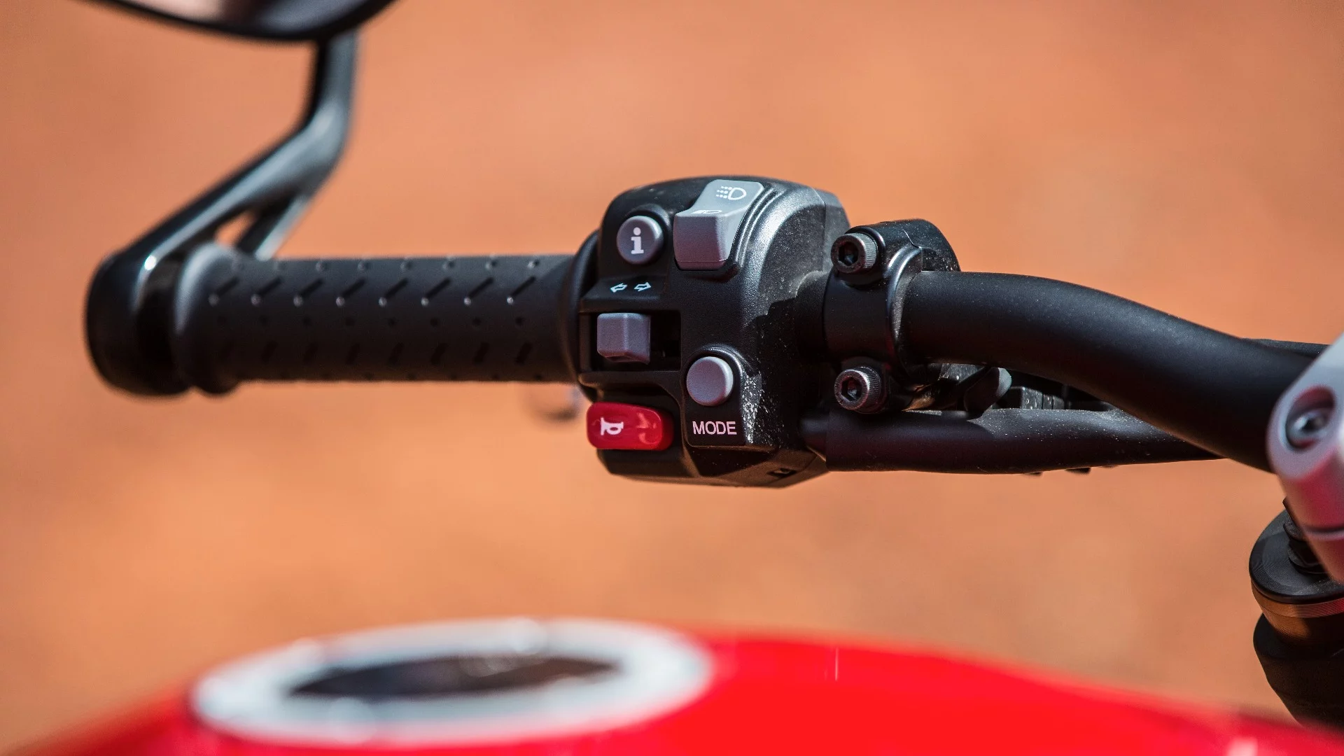 Triumph Speed Triple S: new engine electronics necessitate a mode and info switch on the left switchblock