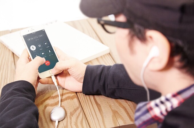 Cobble is designed to work with the built-in microphone-remotes on headphone/earphone cables